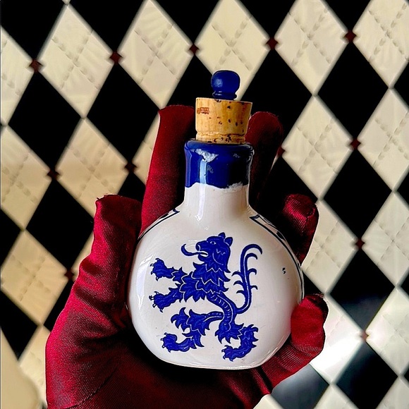 Vintage Blue & White Porcelain Snuff Bottle – European Heraldic Lion Design - Picture 2 of 9